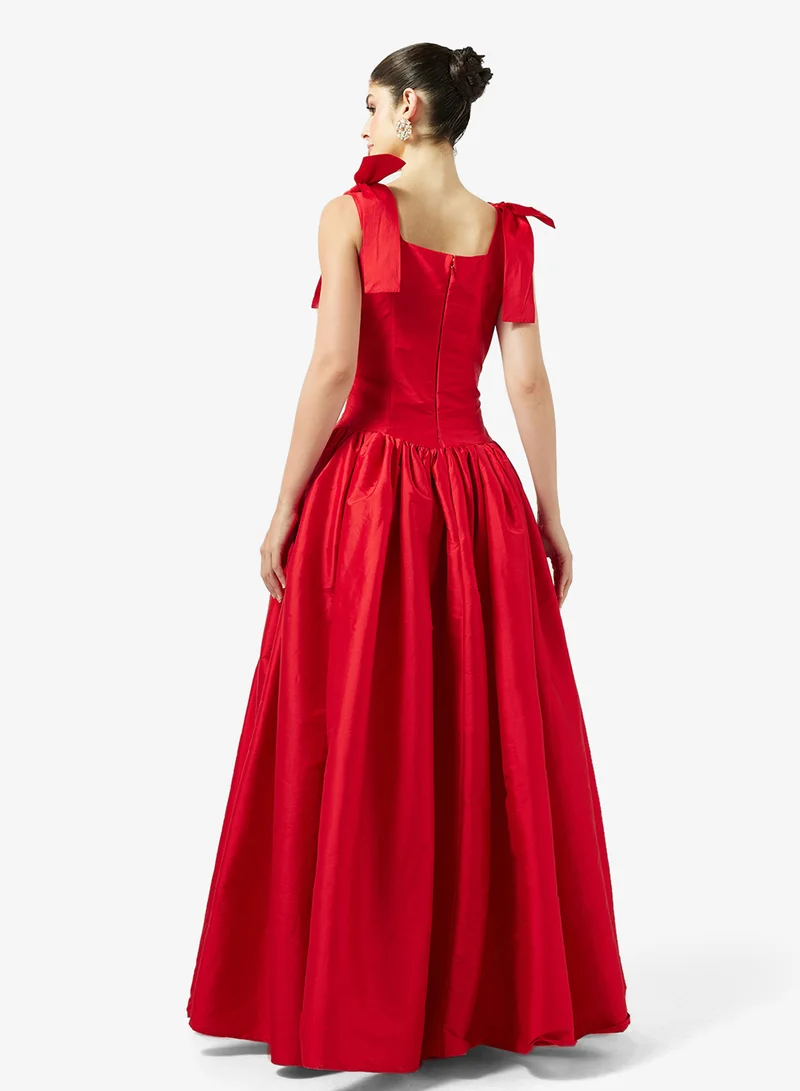 نمشي x فستان سهرة واسع بقصة أميرة عند الخصر